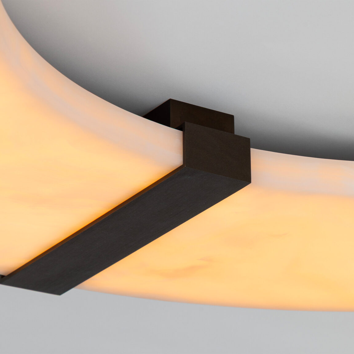 Focus sur l'onyx blanc du plafonnier Luxembourg C Onyx de Jean-Michel Wilmotte