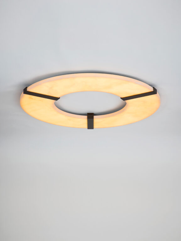 Le plafonnier Luxembourg C Onyx en onyx blanc fixé sur un plafond gris 