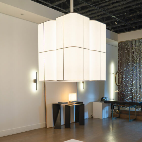 In the center of the room stands a Brasilia L chandelier designed by Michel Boyer for Ozone.